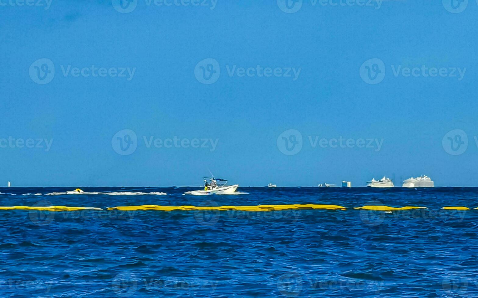 Boote Yachten Schiff Katamaran Steg Strand playa del carmen Mexiko. foto