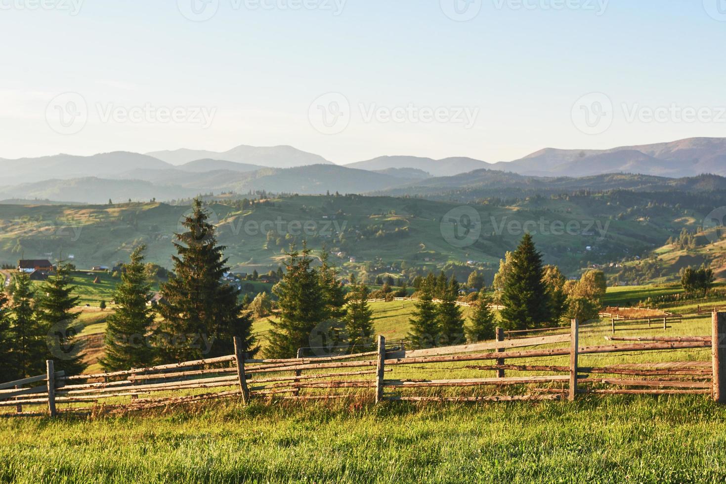 Karpaten. das foto wurde hoch in den karpaten aufgenommen. schöner Himmel und leuchtend grünes Gras, vermitteln die Atmosphäre der Karpaten. in den Karpaten, eine sehr schöne Landschaft