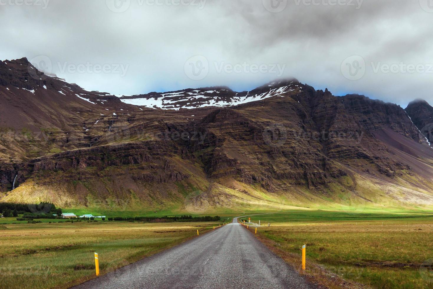 Straße in den Bergen. Brücke über einen Kanal, der die Jökulsárlón-Lagune und den Atlantik im Süden Islands verbindet foto