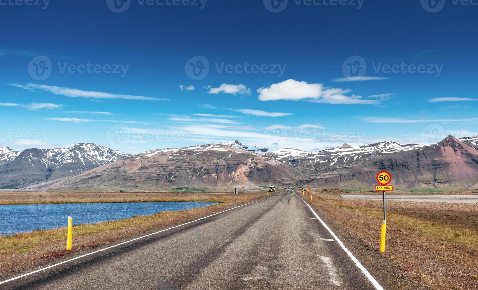 Straße in den Bergen. Brücke über einen Kanal, der die Jökulsárlón-Lagune und den Atlantik im Süden Islands verbindet foto