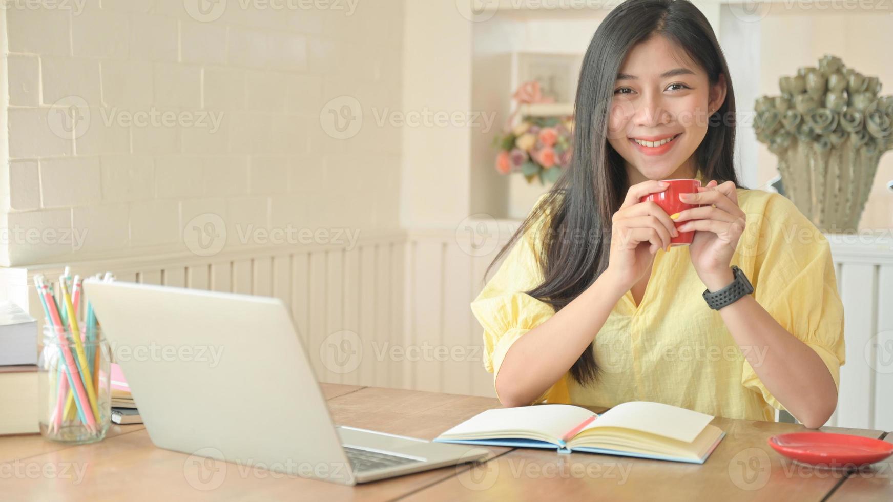 asiatische Frau mit einem Laptop, der zu Hause arbeitet. um die Ausbreitung des Coronavirus zu verhindern. foto