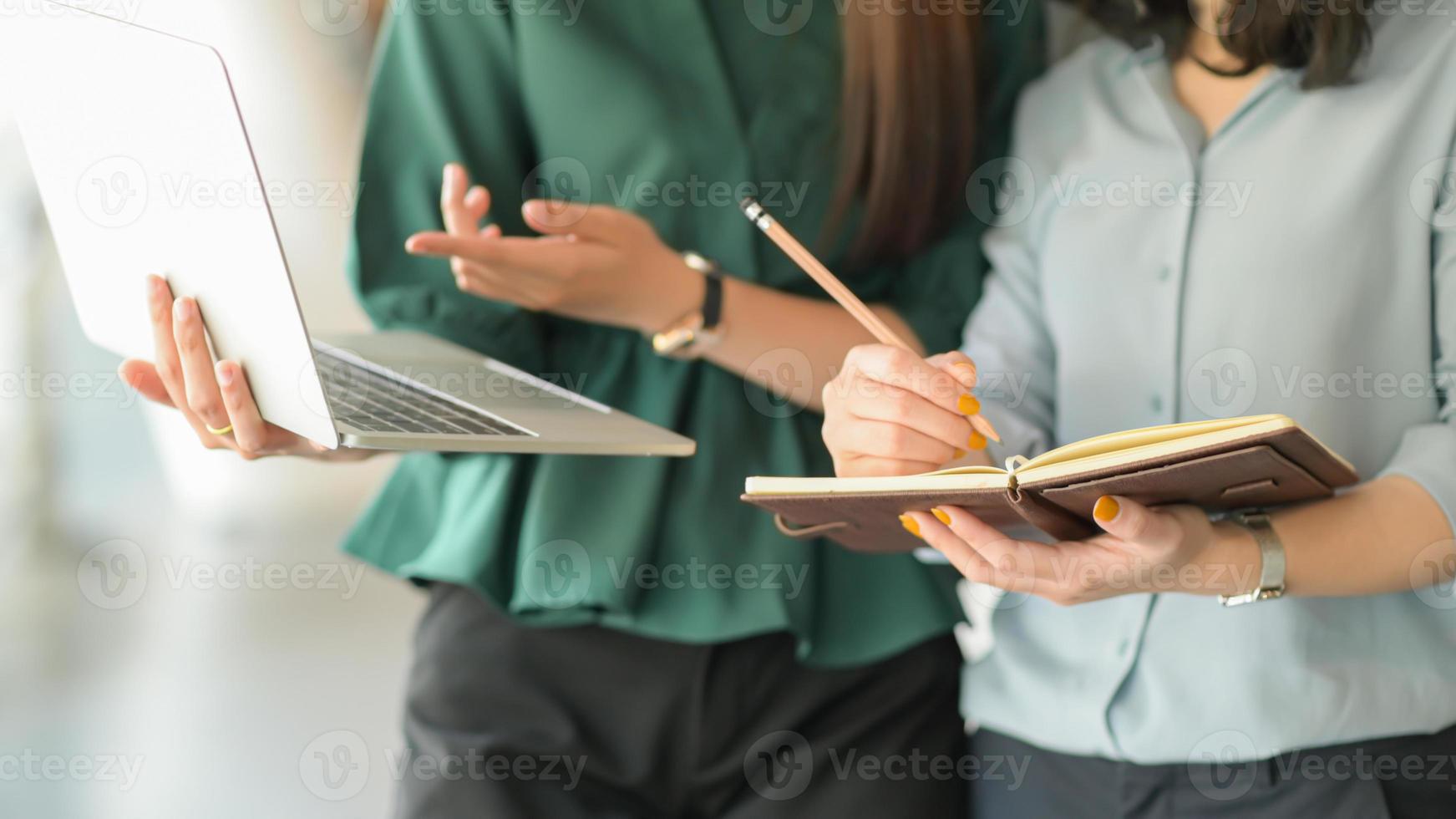 Ein Qualitätsgeschäftsteam verwendet den Laptop und macht sich Notizen, um das Projekt den Kunden vorzustellen. foto