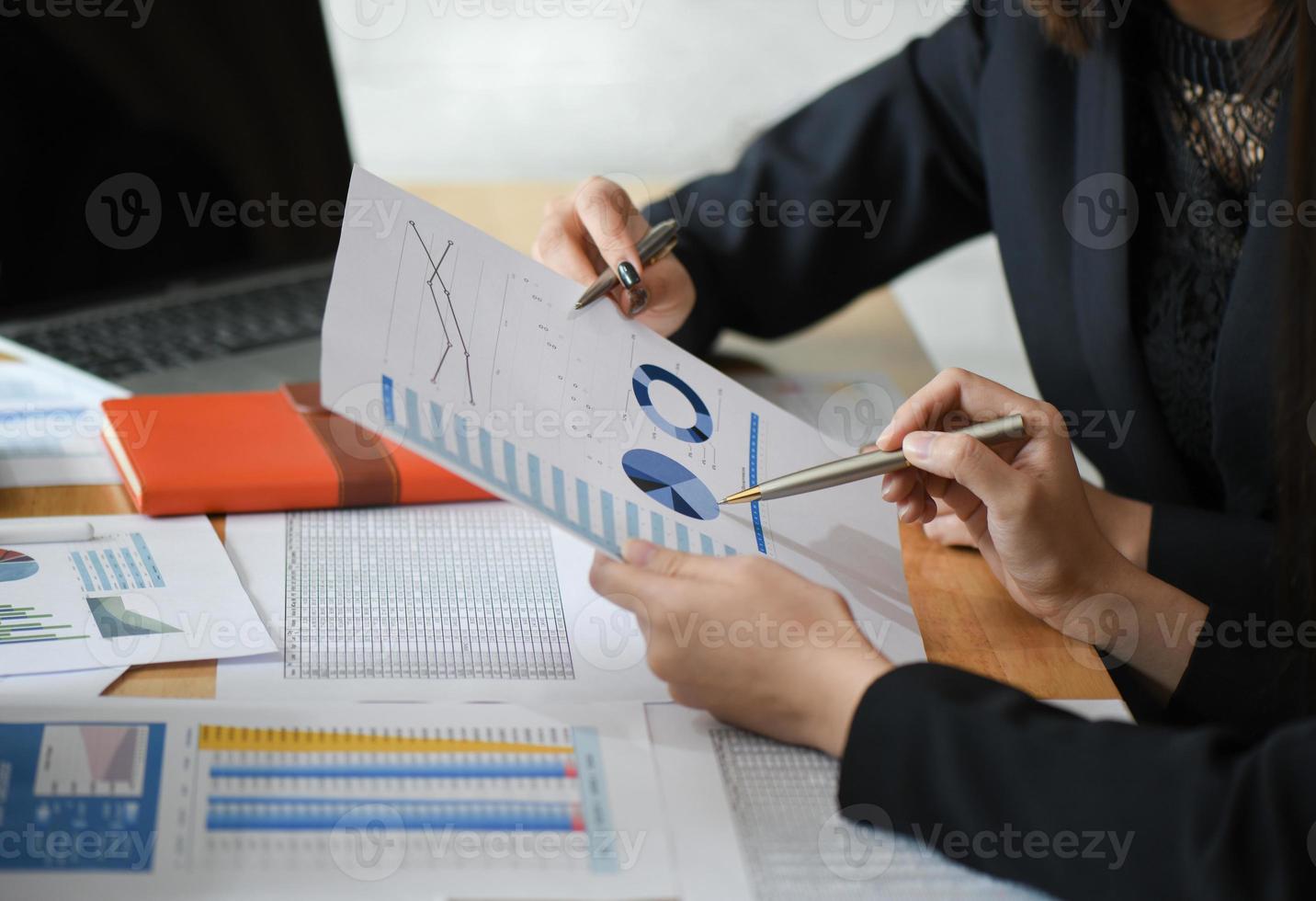 Das weibliche Buchhalterteam analysiert Datendokumente im Büro. foto