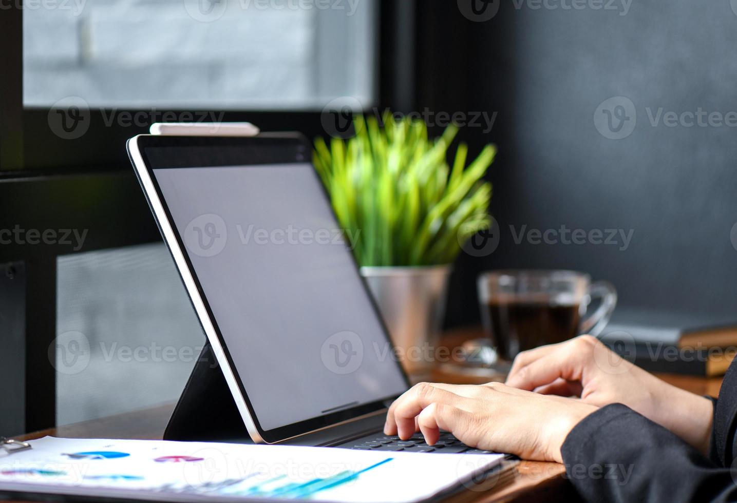 Geschäftsleute, die an Laptop-Computer auf Holzschreibtisch im Büro arbeiten. foto