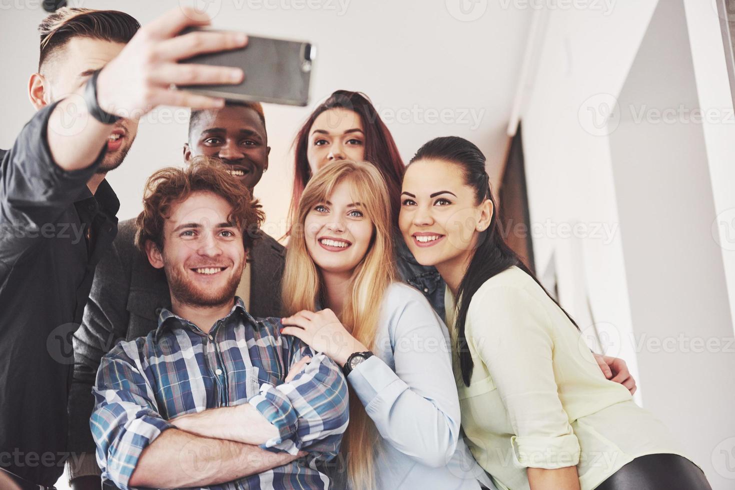 Selfie von jungen lächelnden Teenagern, die zusammen Spaß haben. beste freunde machen selfie im freien mit hintergrundbeleuchtung. glückliches Freundschaftskonzept mit jungen Leuten, die zusammen Spaß haben foto