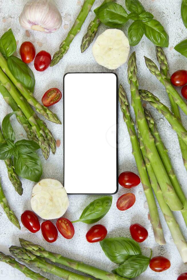Handy, Mobiltelefon Telefon mit leer Bildschirm mit frisch Essen zum Kochen gesund Lebensmittel. foto