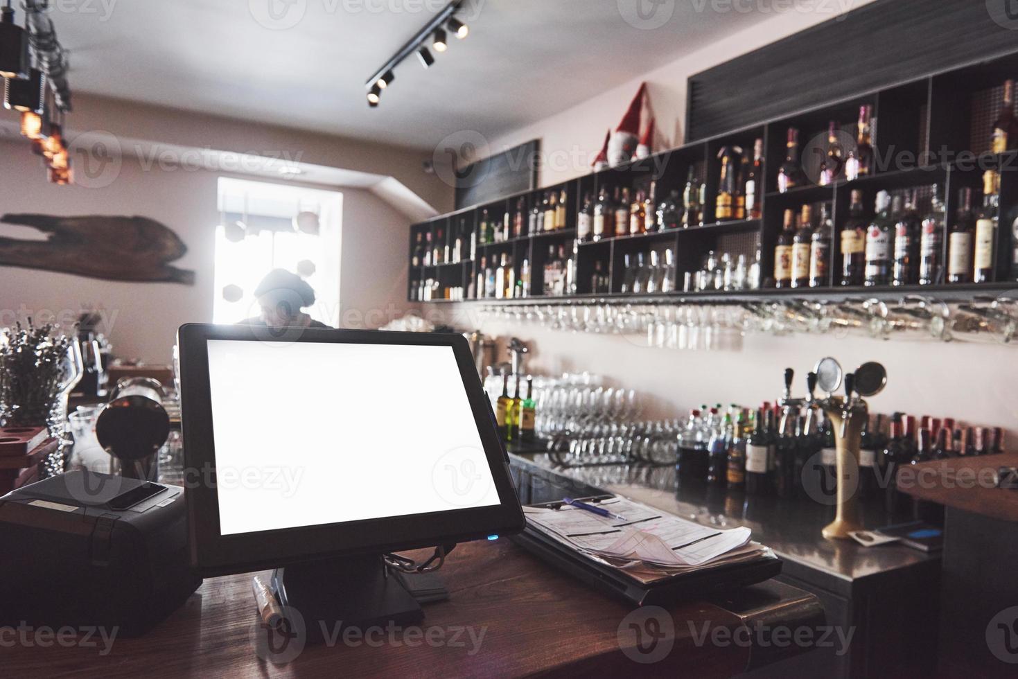 Wunderschönes, brandneues europäisches Restaurant in der Innenstadt mit einer unscharfen Alkoholflasche? foto