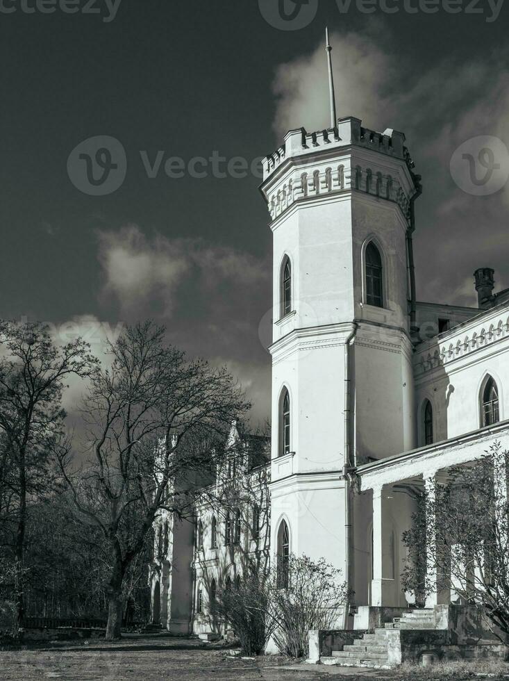 das Turm von das alt Palast schwarz und Weiß Konzept Foto. Weiß Palast im Charkow Region, Ukraine foto