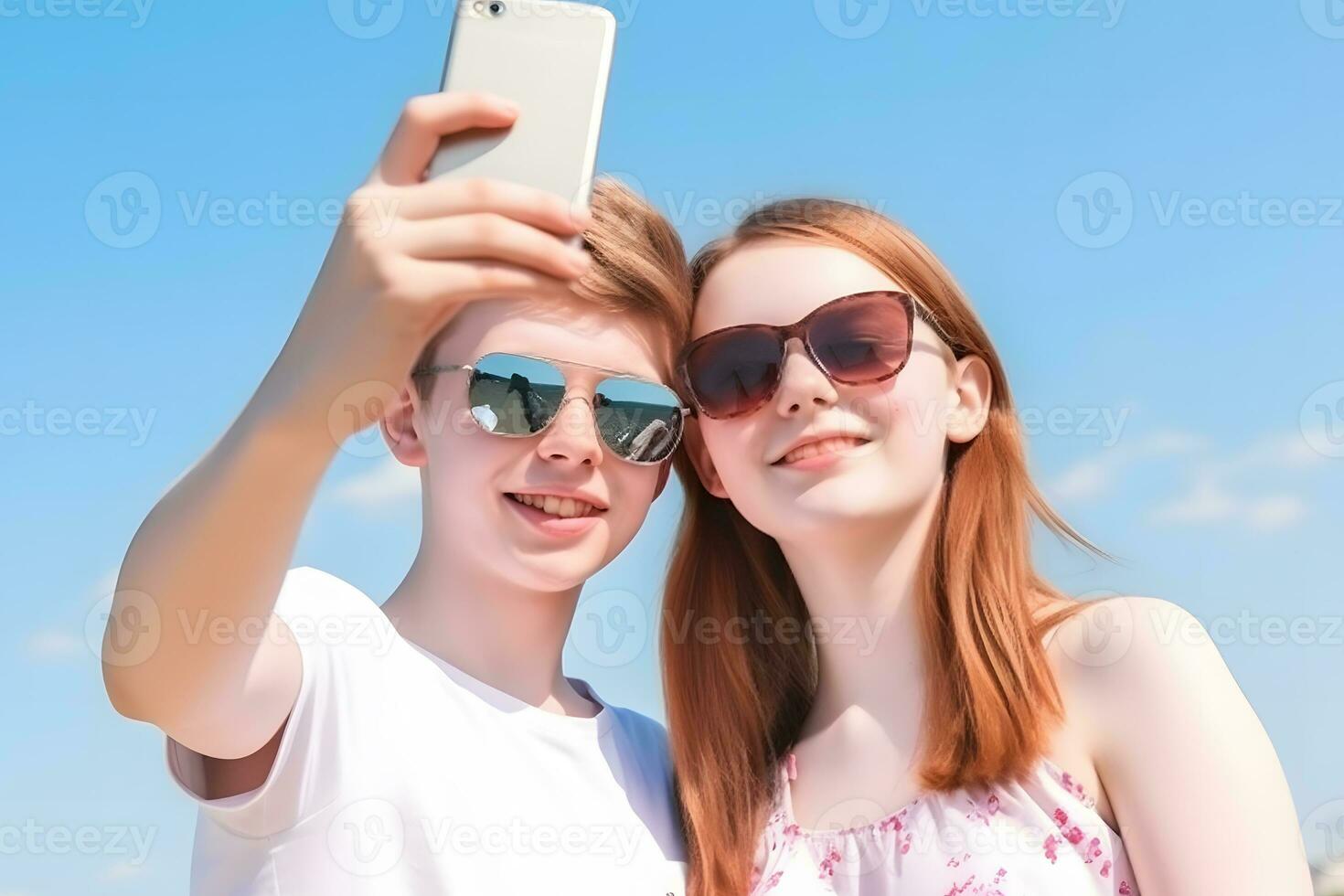 ai generiert glücklich lächelnd Paar Reisen im Frankreich nehmen Selfie im Paris. neural Netzwerk ai generiert foto