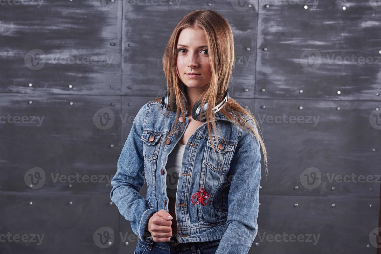 Mode, Kleidung, Menschenkonzept. attraktive sexy junge Frau mit Jeansjacke. Mädchen posiert im Studio foto