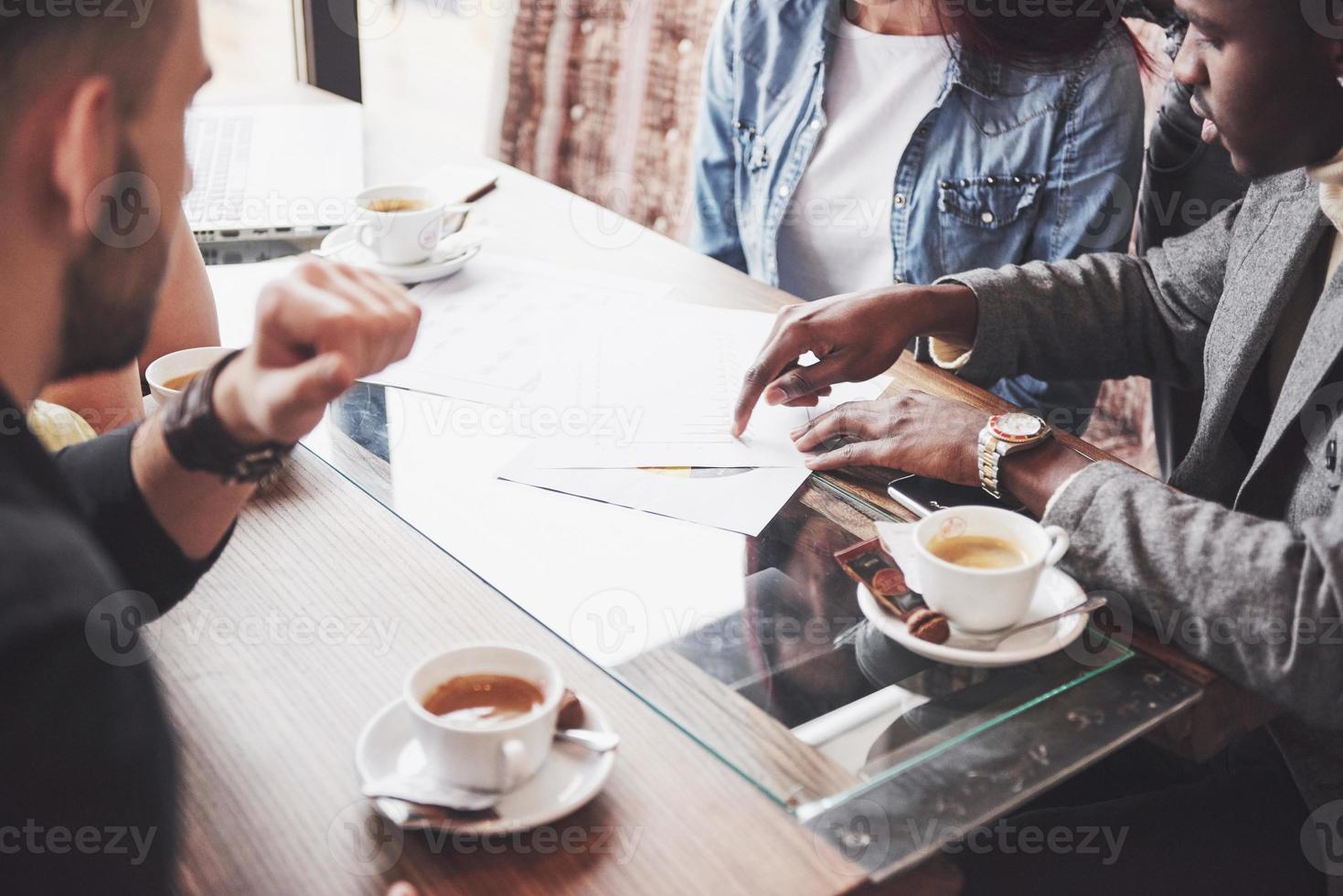 Gruppe leger gekleideter Geschäftsleute, die Ideen diskutieren. Kreative trafen sich, um die wichtigen Themen des neuen erfolgreichen Startup-Projekts zu diskutieren. Teamwork-Brainstorming-Konzept foto