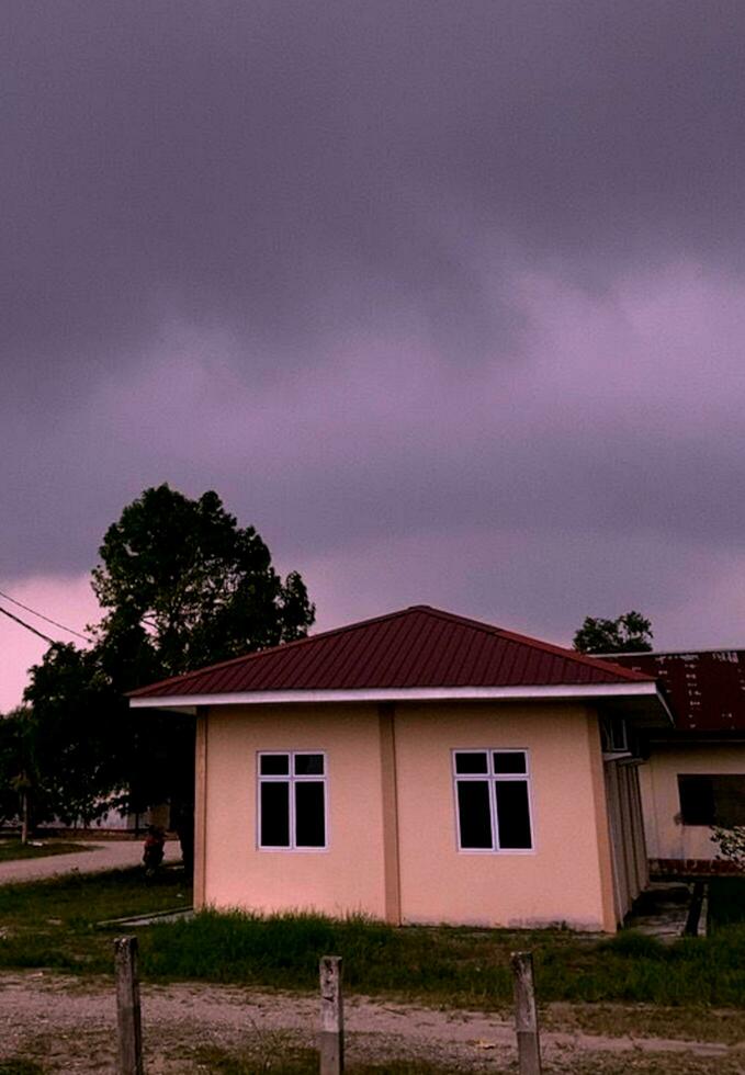 ein Haus mit dunkel Himmel Hintergrund foto