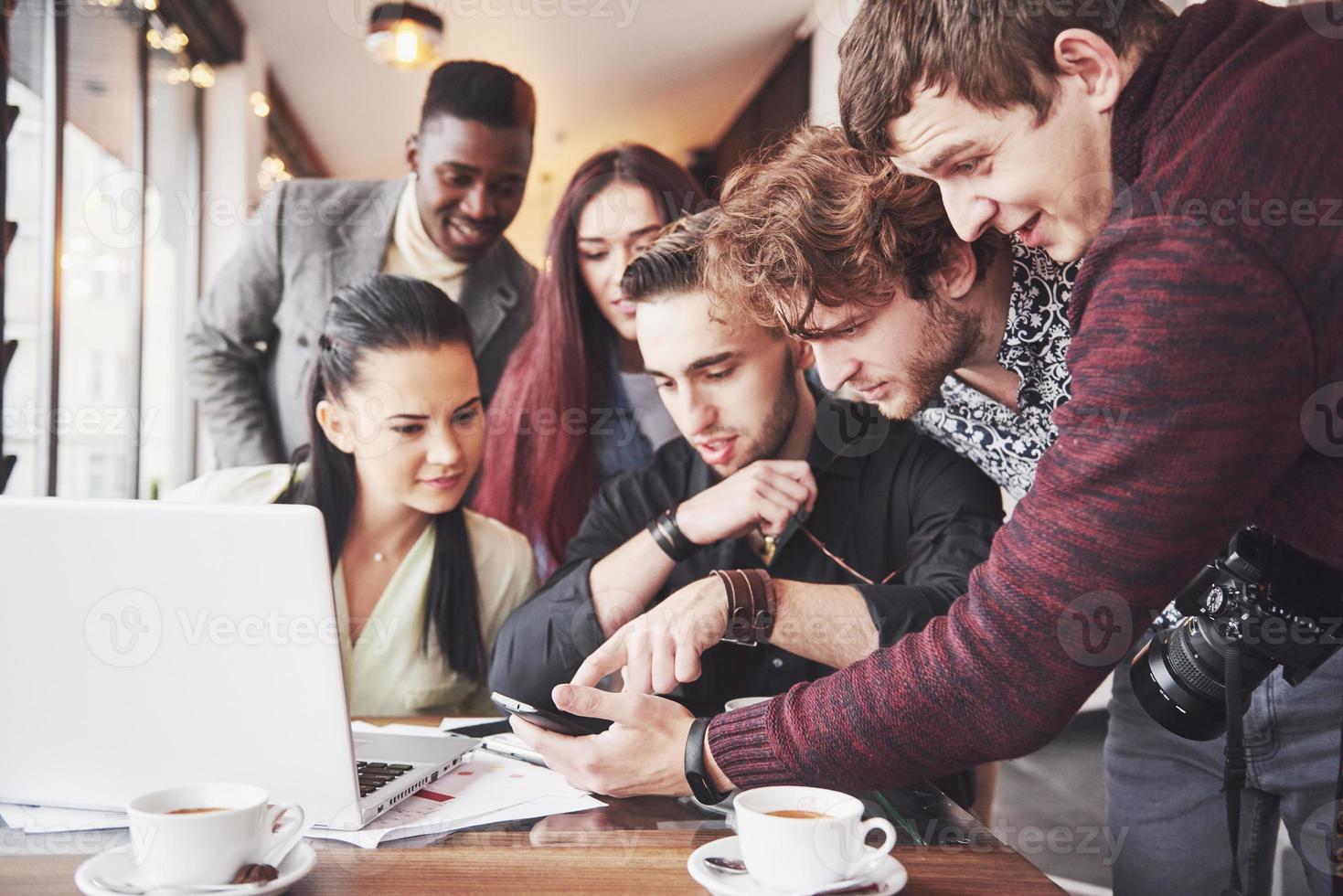 Gruppenporträt fröhlicher alter Freunde kommunizieren miteinander, Freund, der im Café posiert, Menschen im urbanen Stil, die Spaß haben, Konzepte über den Lebensstil der Jugend. WLAN verbunden foto