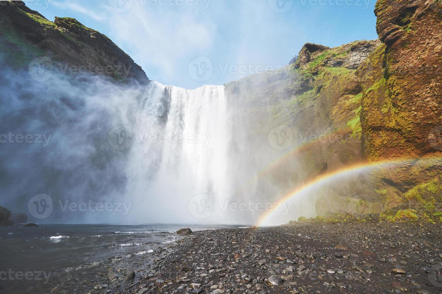 großer Wasserfall skogafoss im Süden von Island in der Nähe der Stadt Skogar. dramatische und malerische Szene foto