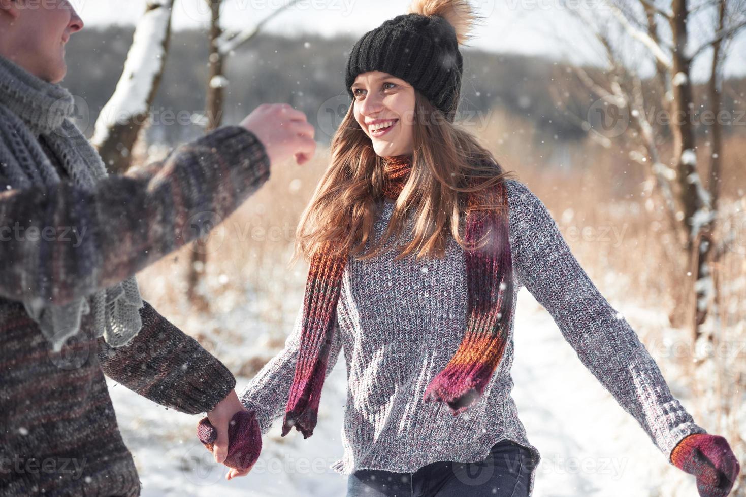 Paar hat Spaß und lacht. Kuss. junge Hipster-Paare, die sich im Winterpark umarmen. Winterliebesgeschichte, ein schönes stilvolles junges Paar. Wintermodekonzept mit Freund und Freundin foto