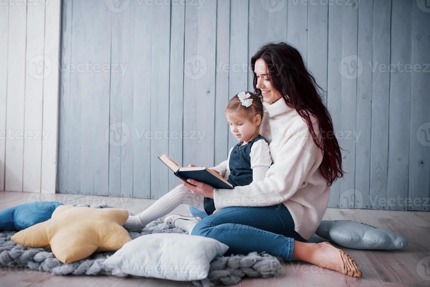 glückliche liebevolle Familie. mutter und ihre tochter kind mädchen spielen zusammen foto