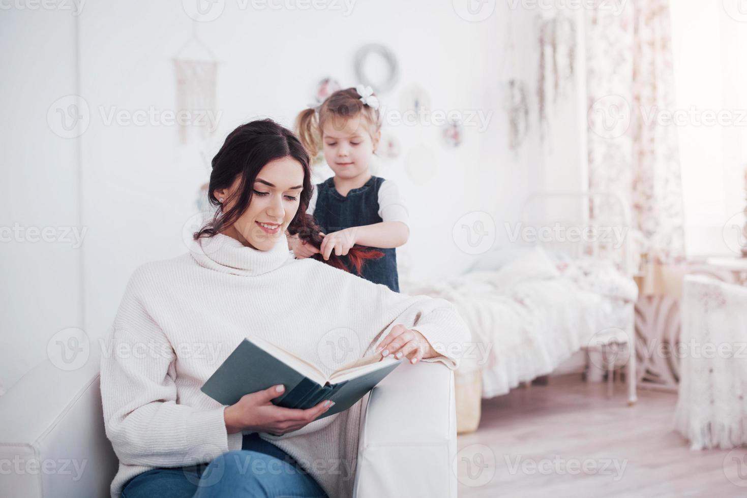 glückliche liebevolle Familie. mutter und ihre tochter kind mädchen spielen zusammen foto