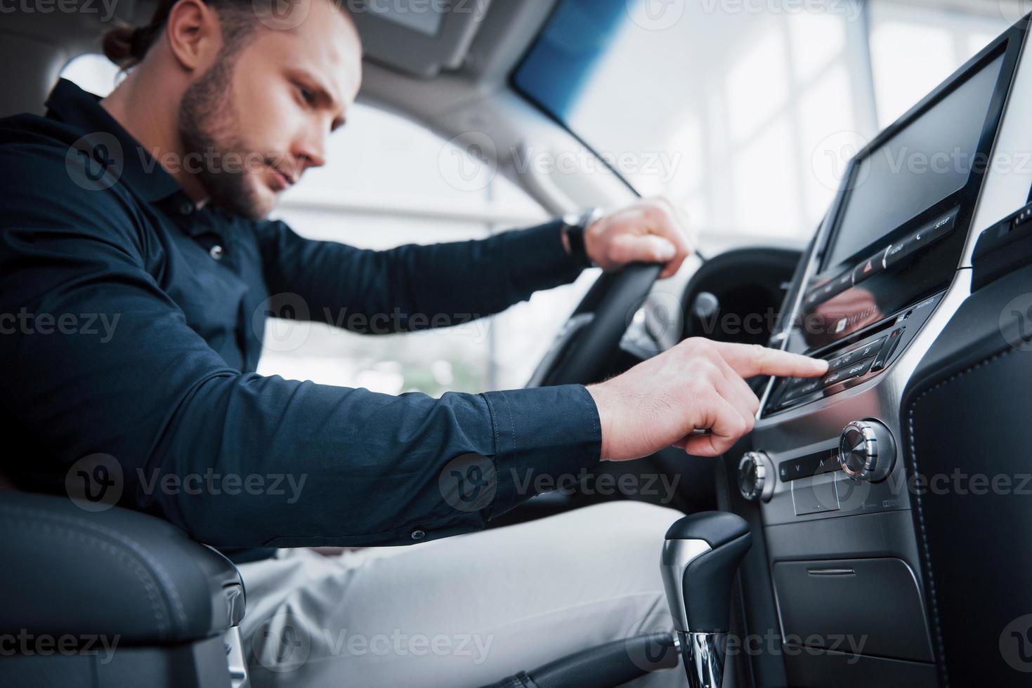 Nahaufnahme eines jungen Mannes, der ein Auto fährt. eine Geschäftsreise starten. Probefahrt ein neues Auto foto