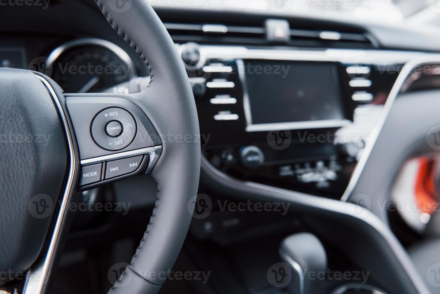 Blick in den Innenraum eines modernen Automobils mit Armaturenbrett foto
