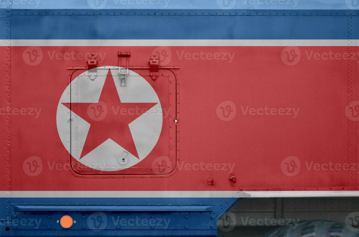 Norden Korea Flagge abgebildet auf Seite Teil von Militär- gepanzert LKW Nahaufnahme. Heer Kräfte konzeptionelle Hintergrund foto