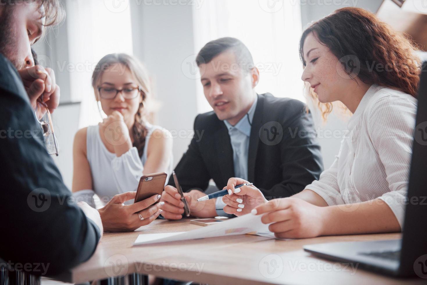 Porträt des kreativen Teams, das im Büro über das Treffen spricht. foto