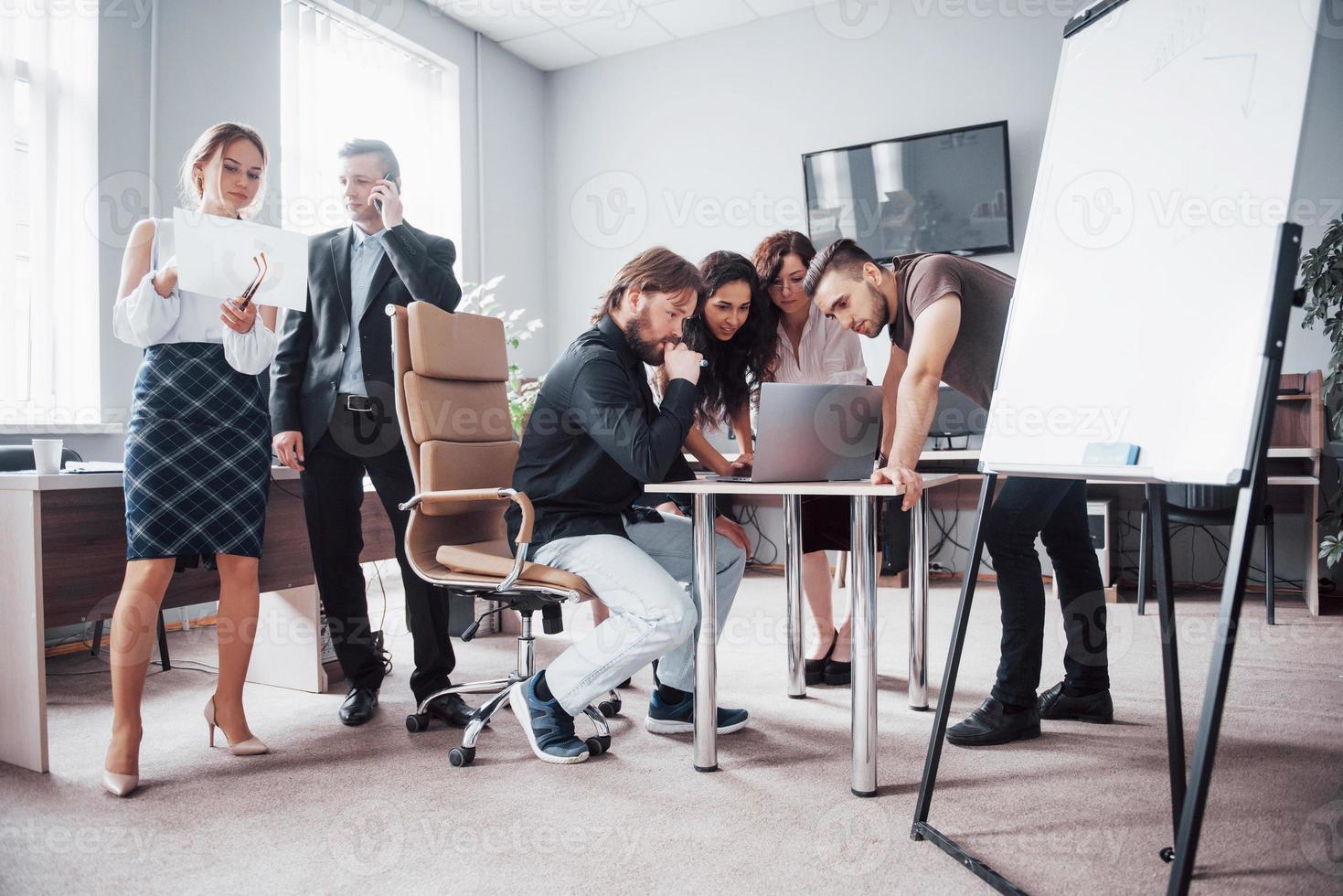 Porträt eines glücklichen kreativen Teams von Leuten, die beim Treffen im Büro sprechen. foto