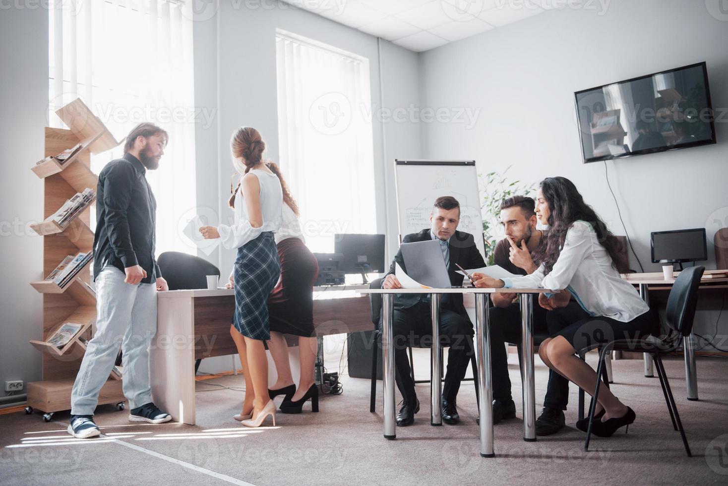 erfolgreiche Geschäftsleute sprechen und lächeln im Büro. foto