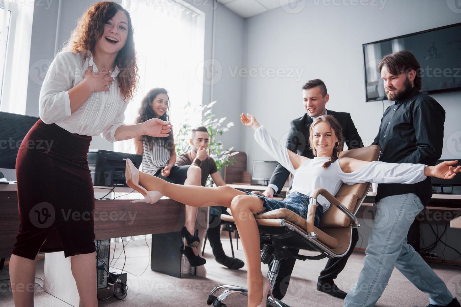 eine Gruppe von Geschäftsleuten, die im Büro feiern und Spaß haben. foto
