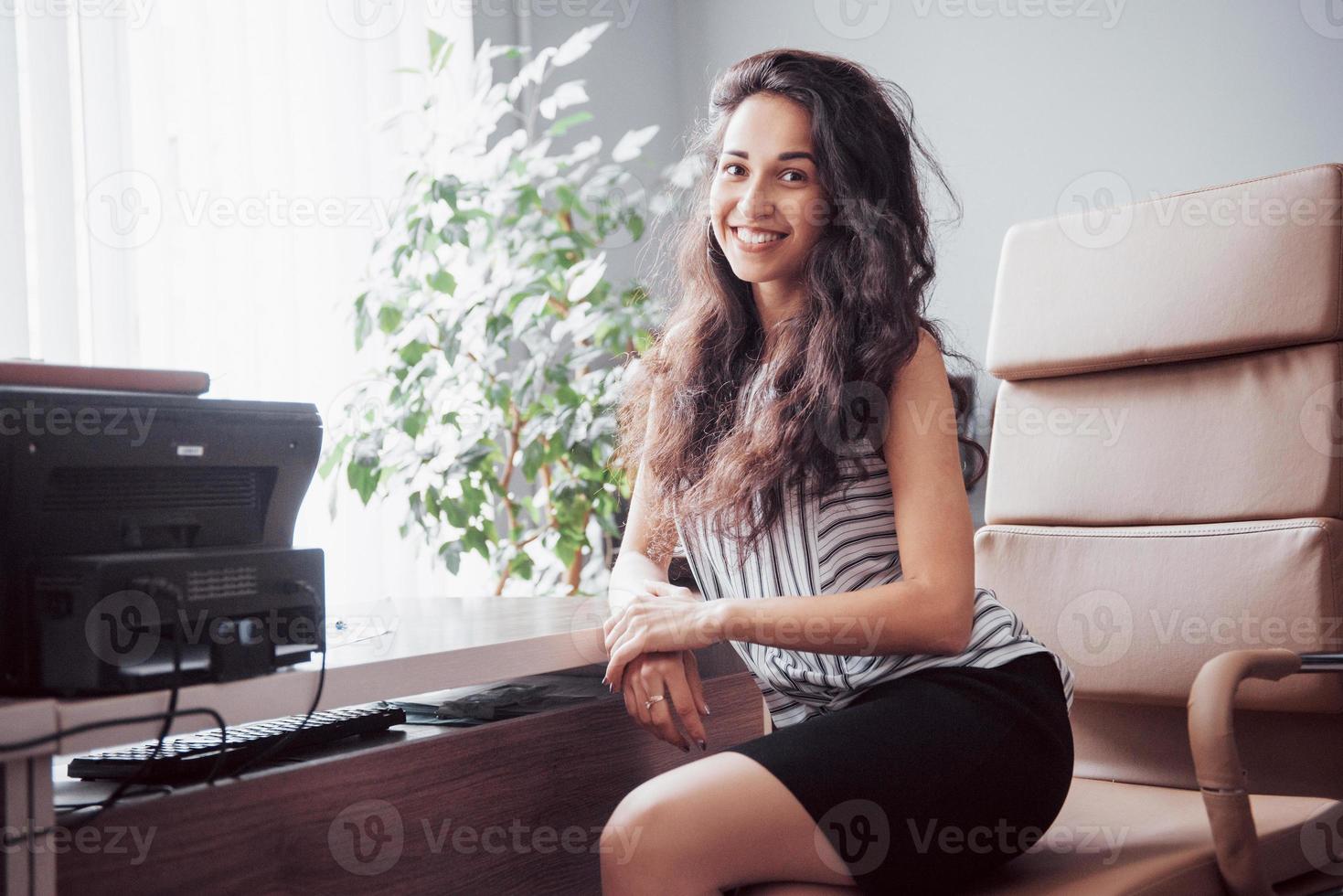 moderne Geschäftsfrau, die im Büro arbeitet foto