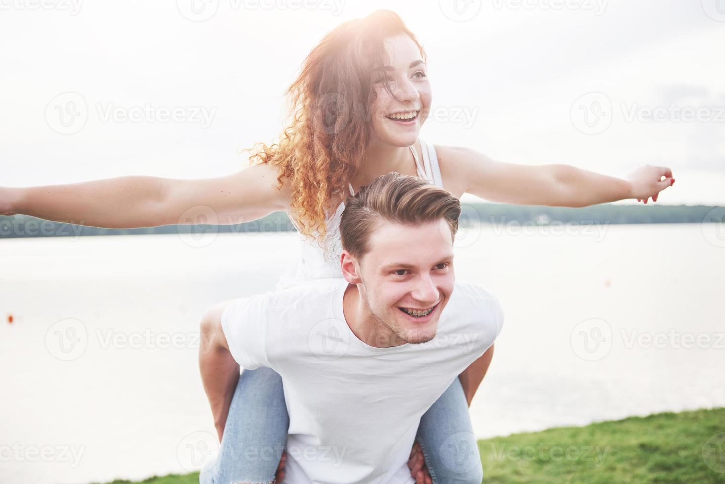 liebevolles lustiges verspieltes glückliches Paar am Strand. foto