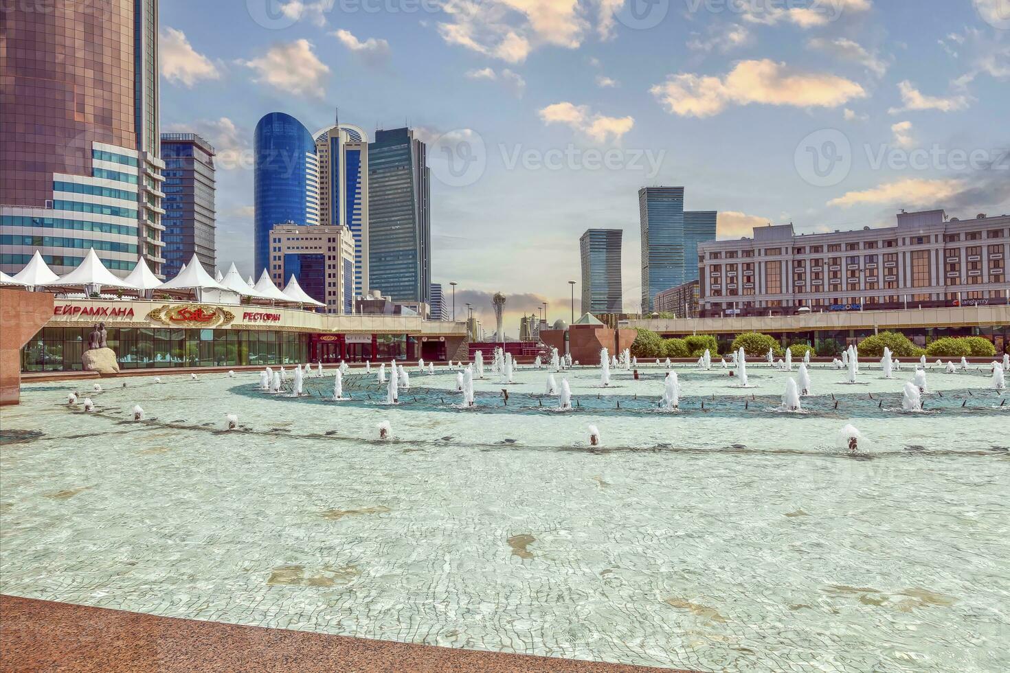 Bild von das kazakh Hauptstadt Astana im Sommer- von 2015 foto