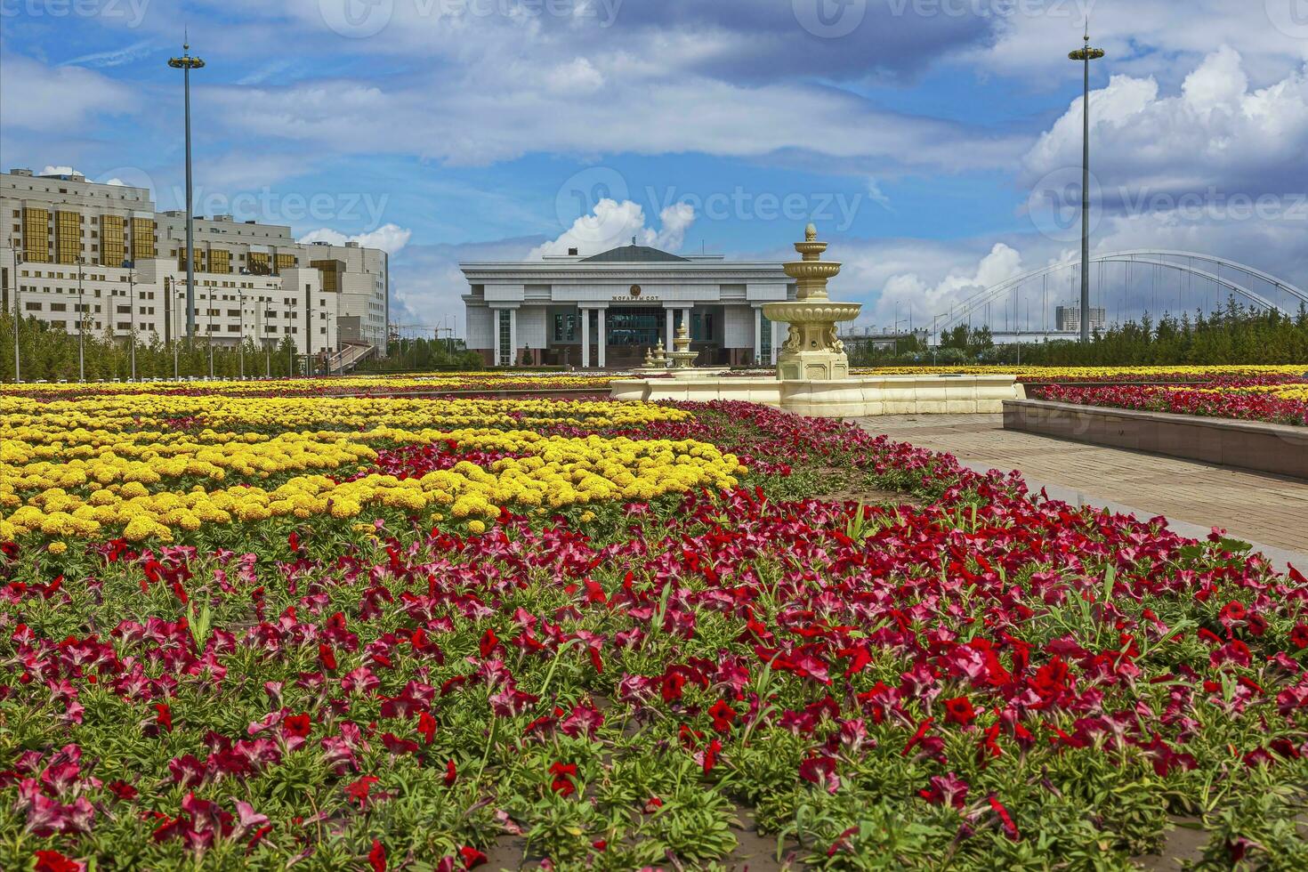 Bild von das kazakh Hauptstadt Astana im Sommer- von 2015 foto