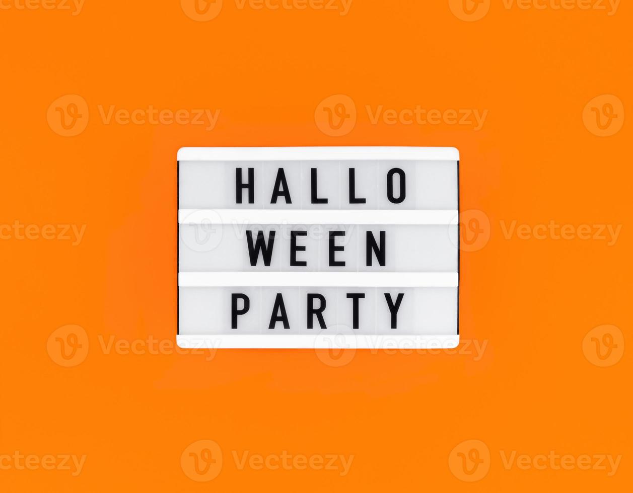 Leuchtkasten mit Halloween-Party-Text auf orangem Hintergrund. foto