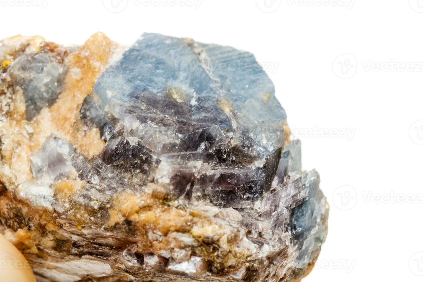 Makro-Mineralstein Korund in Rock einen weißen Hintergrund foto