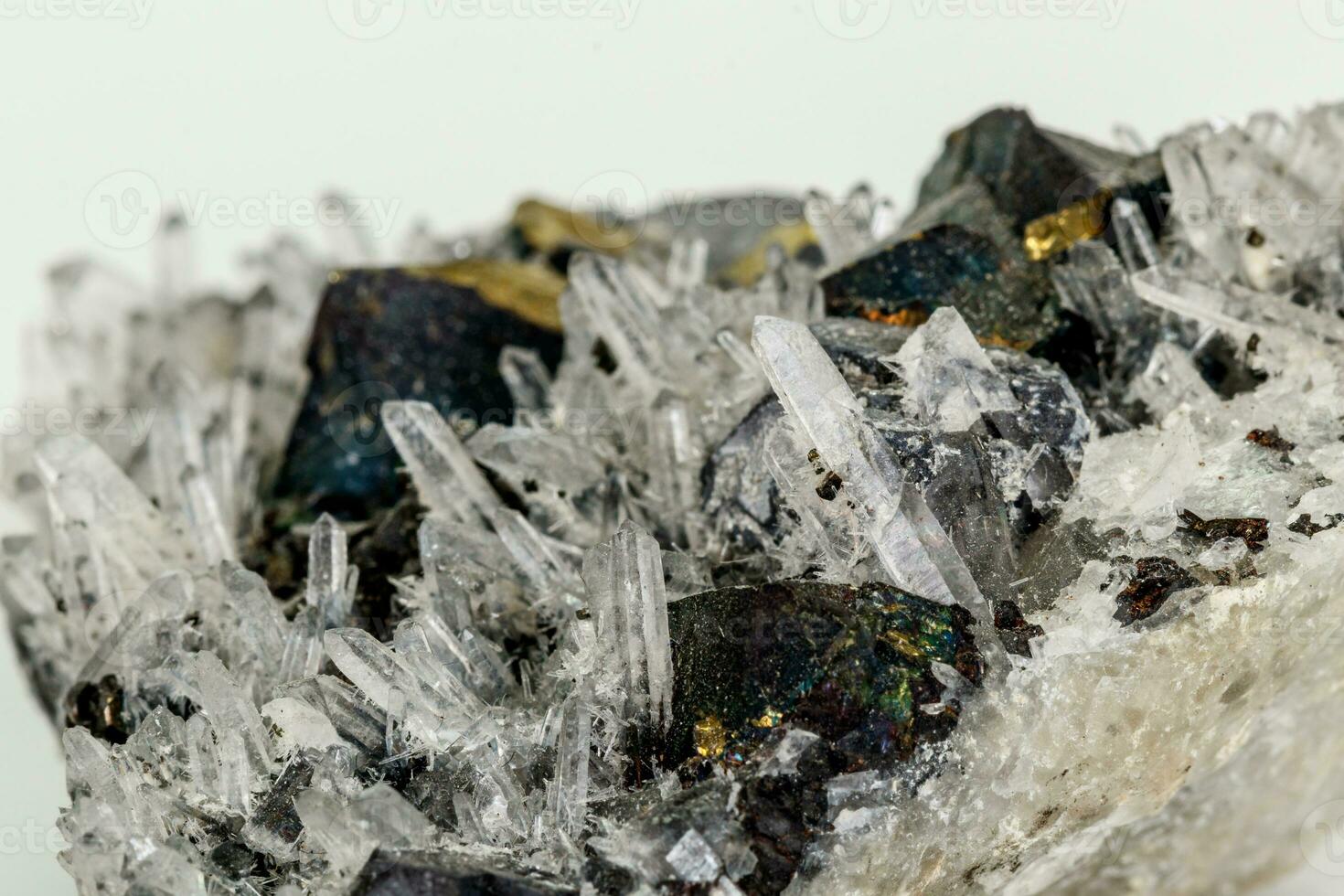 Makro Stein Mineral Pyrrhotit, Quarz, Sphalerit, Calcit, Galena auf Weiß Hintergrund foto