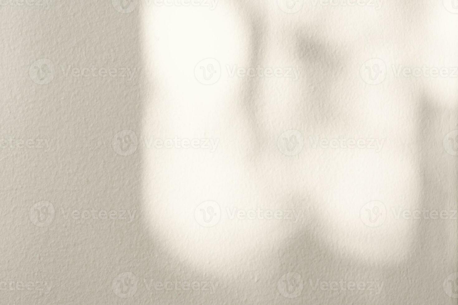 Beige Mauer Hintergrund, Beton Textur mit Licht, Blätter Schatten, leer Pfirsich Zement Zimmer Studio mit Sonnenlicht bewirken auf Oberfläche Boden, Kulisse zum Frühling Sommer Produkt Präsentation foto