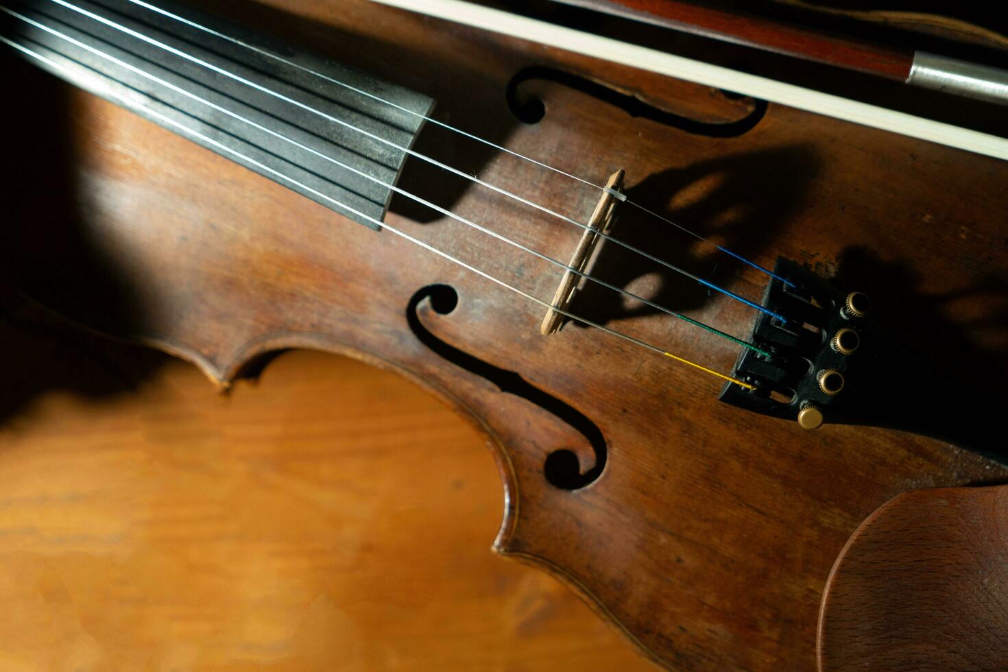 schließen Aussicht von ein Violine Saiten und Brücke foto