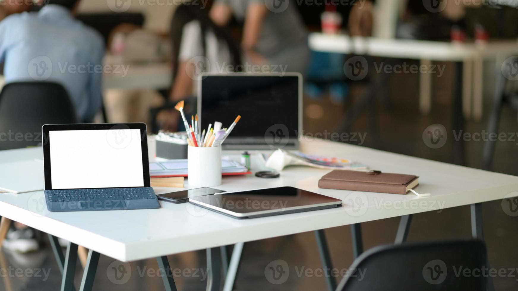 abgeschnittene Aufnahme von Tablet, Laptop und stationären Geräten im modernen Arbeitsbereich. foto