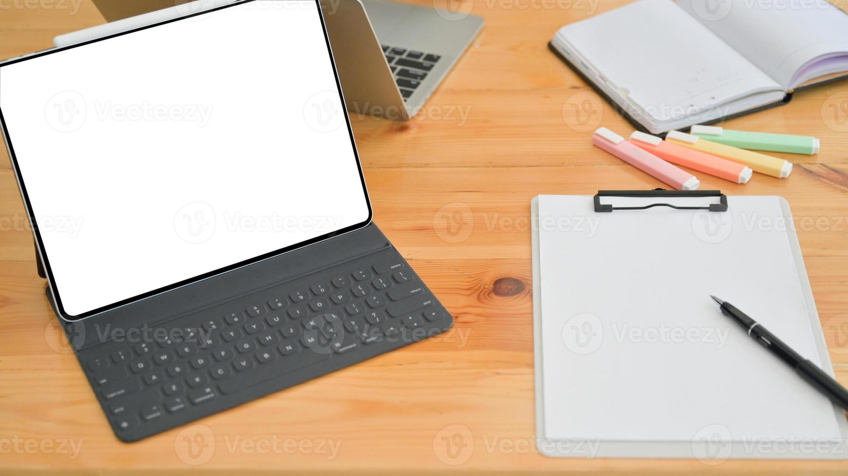 abgeschnittene Aufnahme von Laptop, Notizblock und Bürobedarf auf einem Holzschreibtisch im Büro. foto