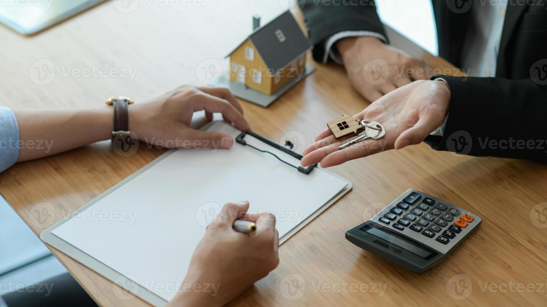 Hausmakler führt den Kunden zur Unterzeichnung des Kaufvertrags ein. foto