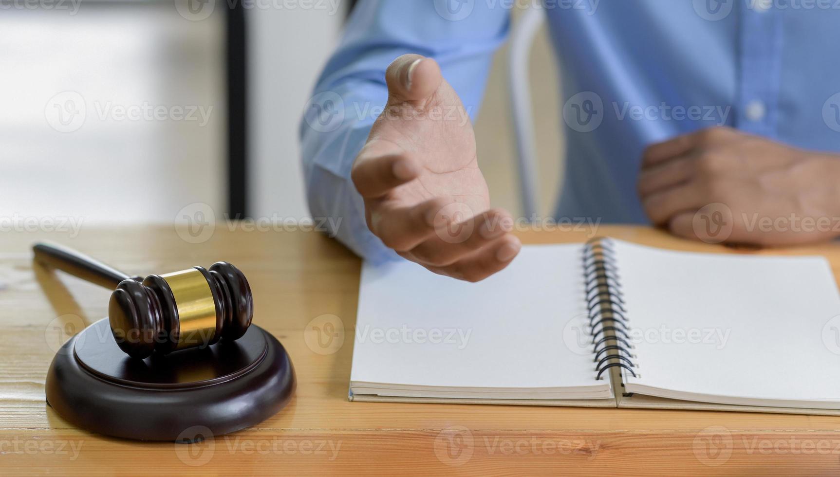 Nahaufnahme von Hammer auf dem Tisch und Anwalt, der Gesetz, Konzept des Rechts einführt. foto