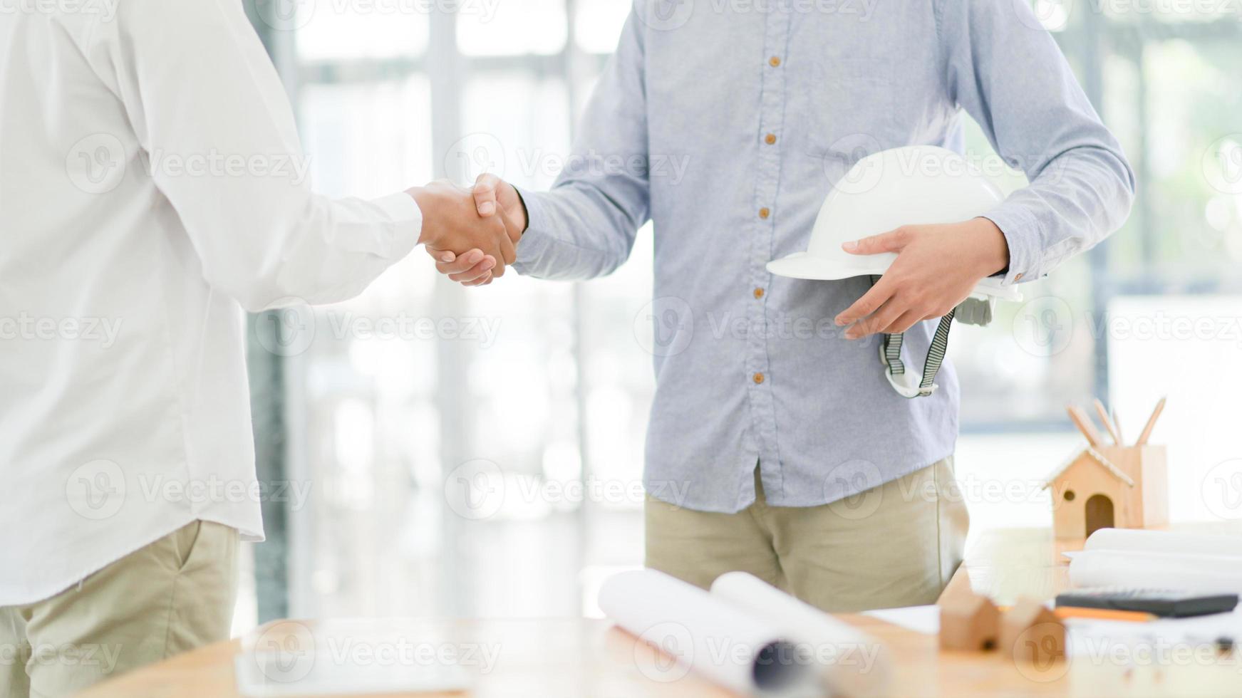 Architekten und Ingenieure Hand in Hand, wenn die Arbeiten abgeschlossen sind. foto