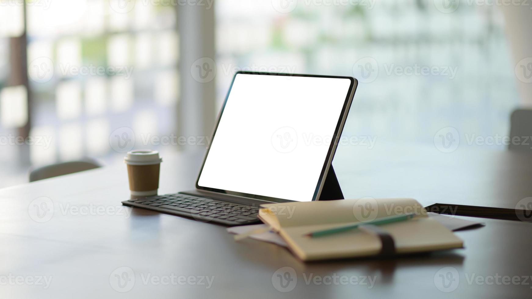 Arbeitsplatz mit Laptop, Büromaterial und Kaffee. foto