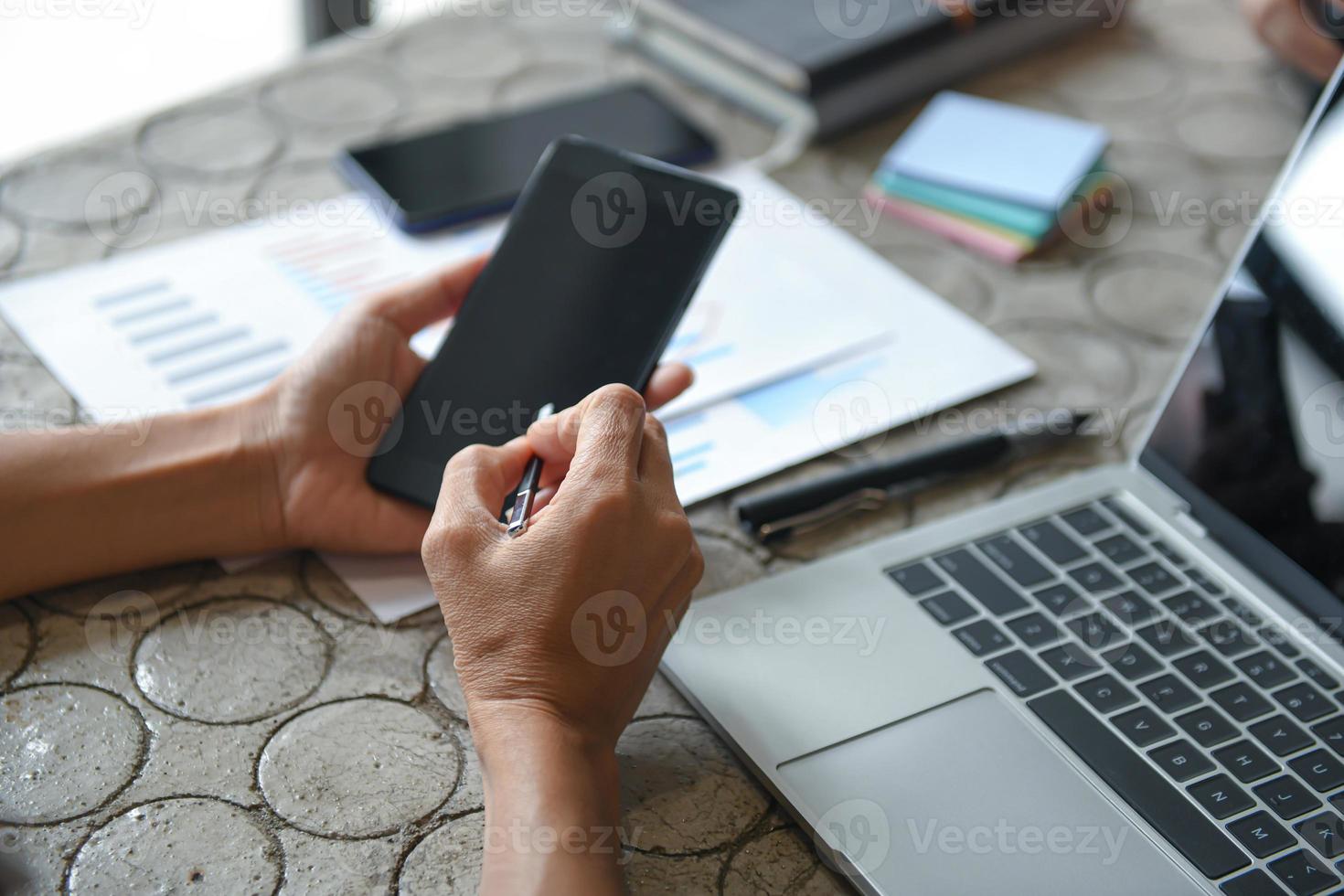 Hand einer Geschäftsfrau benutzt ein Mobiltelefon, um Informationen zu finden. foto