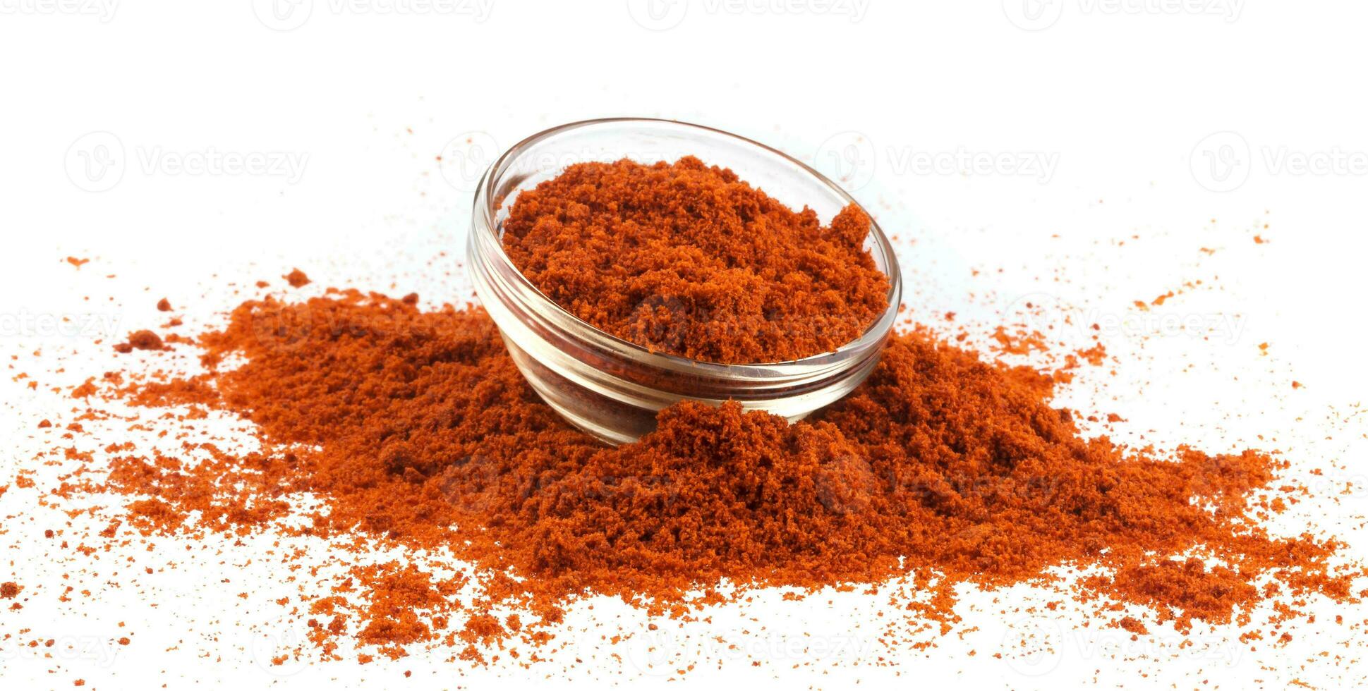 rot Paprika Pulver isoliert auf Weiß Hintergrund foto