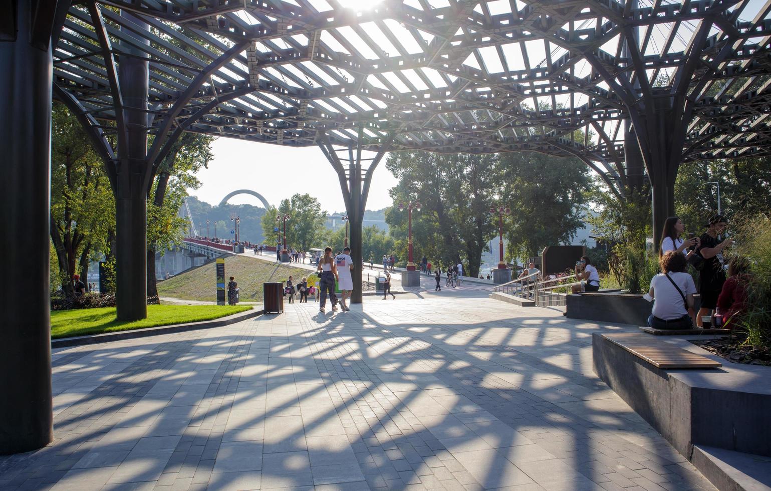 Ukraine, Kiew, 13. September 2021 - Pergola-Überdachung architektonische Struktur foto