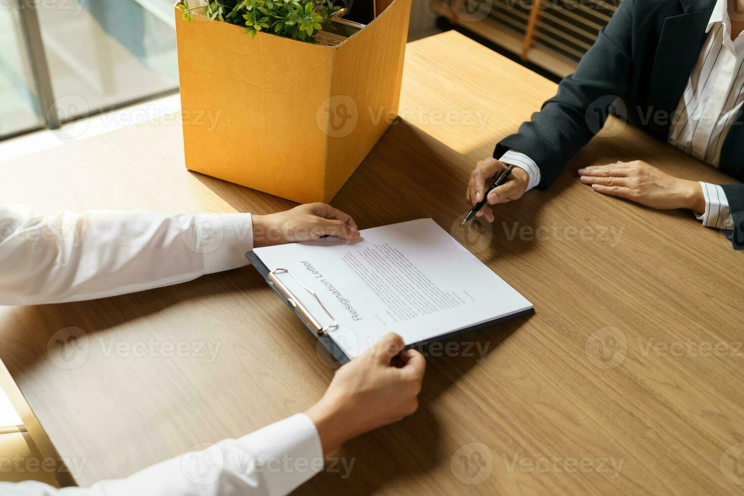 Verlassen Job Geschäft Mann Senden Rücktritt Brief und Verpackung Zeug zurücktreten drücken oder Tragen Geschäft Karton Box im Büro. Veränderung von Job oder gefeuert von Unternehmen. foto