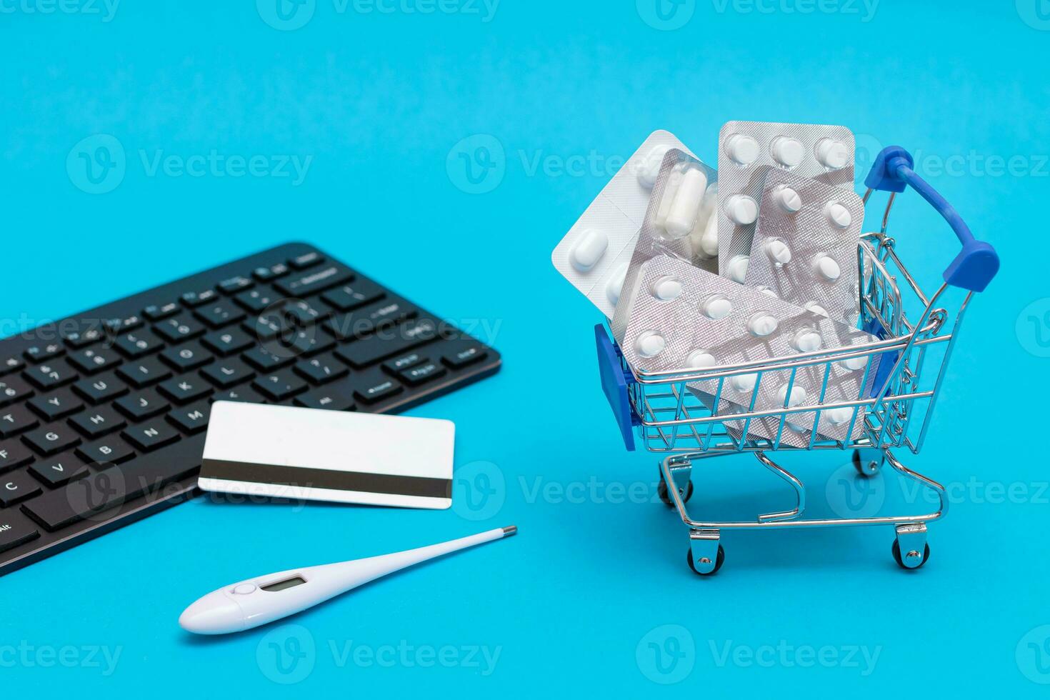 Bestellung Medikamente. teuer Medizin und Inflation Konzept. Tabletten und Kapseln im ein Einkaufen Wagen auf Blau Hintergrund. global pharmazeutische Industrie und groß Pharma. Handel im Medikamente foto