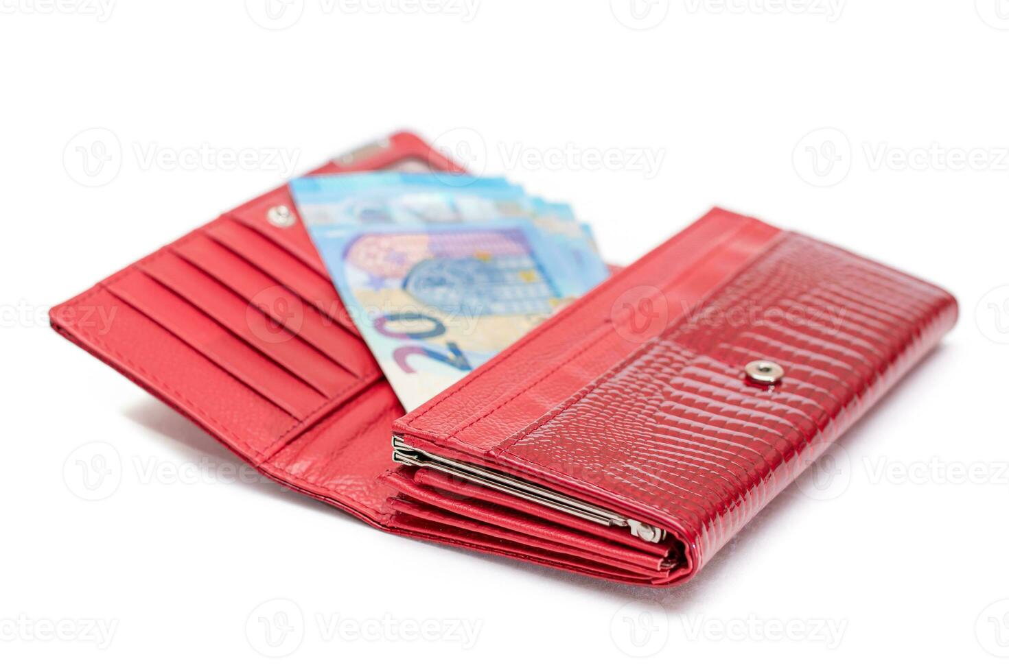 geöffnet rot Frauen Geldbörse mit 20 Euro Banknoten Innerhalb - - isoliert auf Weiß Hintergrund. ein Brieftasche voll von Geld symbolisieren Vermögen, Erfolg, Einkaufen und Sozial Status - - Isolierung foto