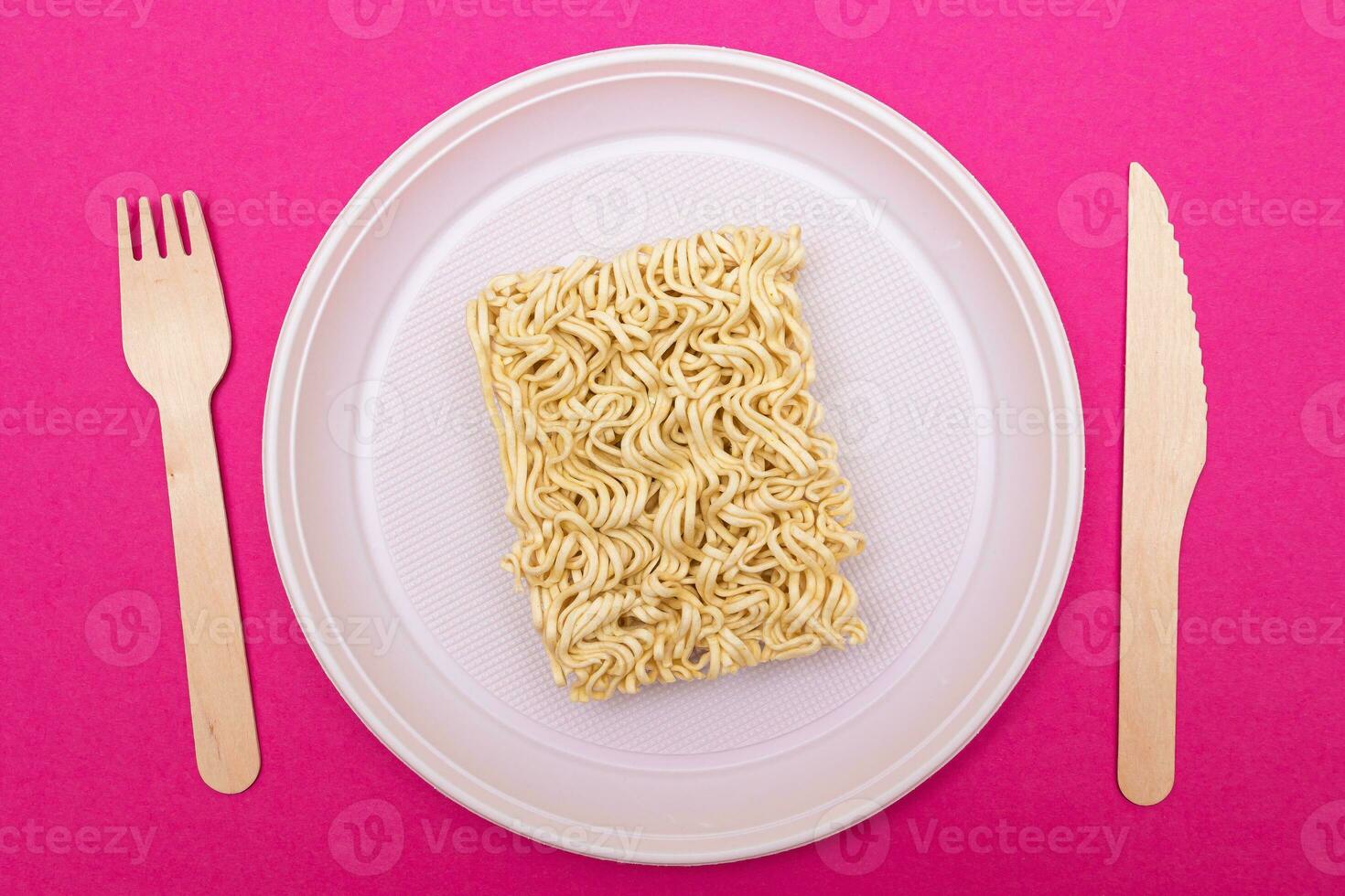 ungekocht sofortig Nudeln auf Weiß Platte. roh Pasta. trocken asiatisch schnell Lebensmittel. schnell Mittagessen foto